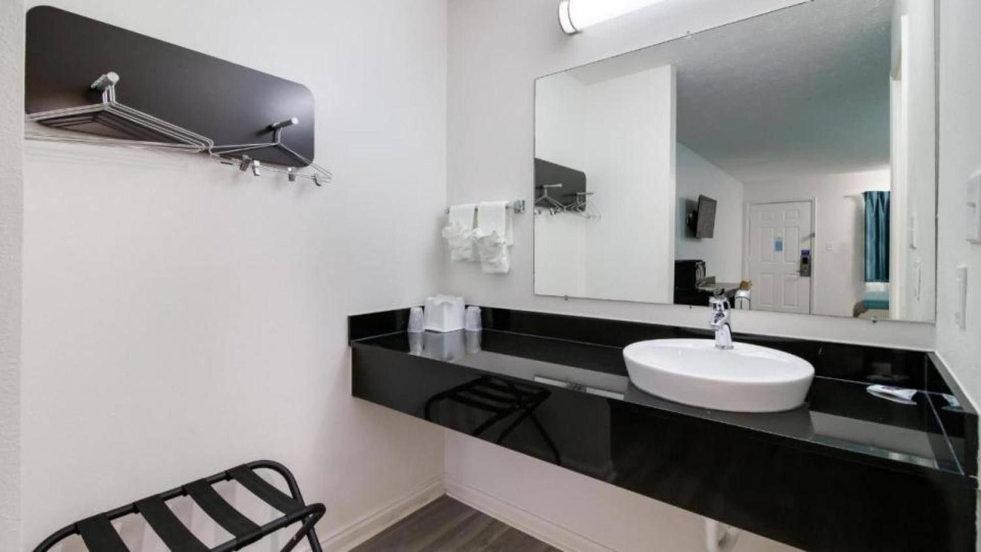 Motel 6-Metropolis, Il Экстерьер фото