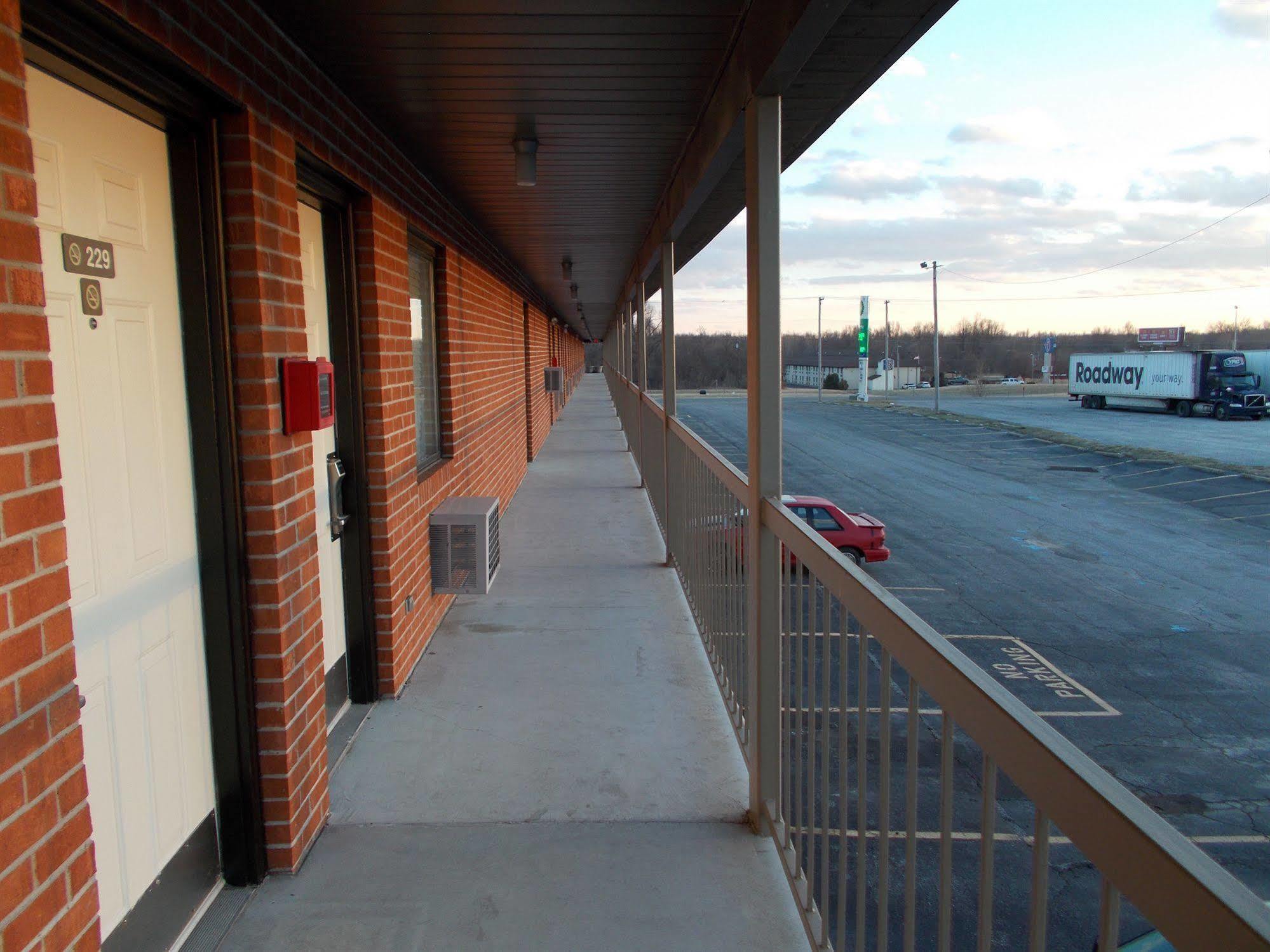 Motel 6-Metropolis, Il Экстерьер фото